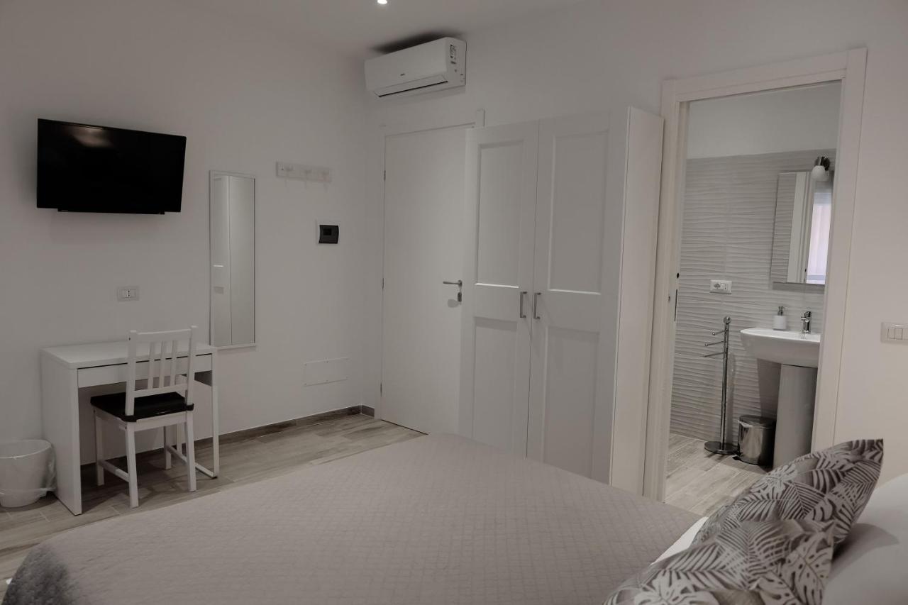 Central Guest House Чивитавекия Екстериор снимка