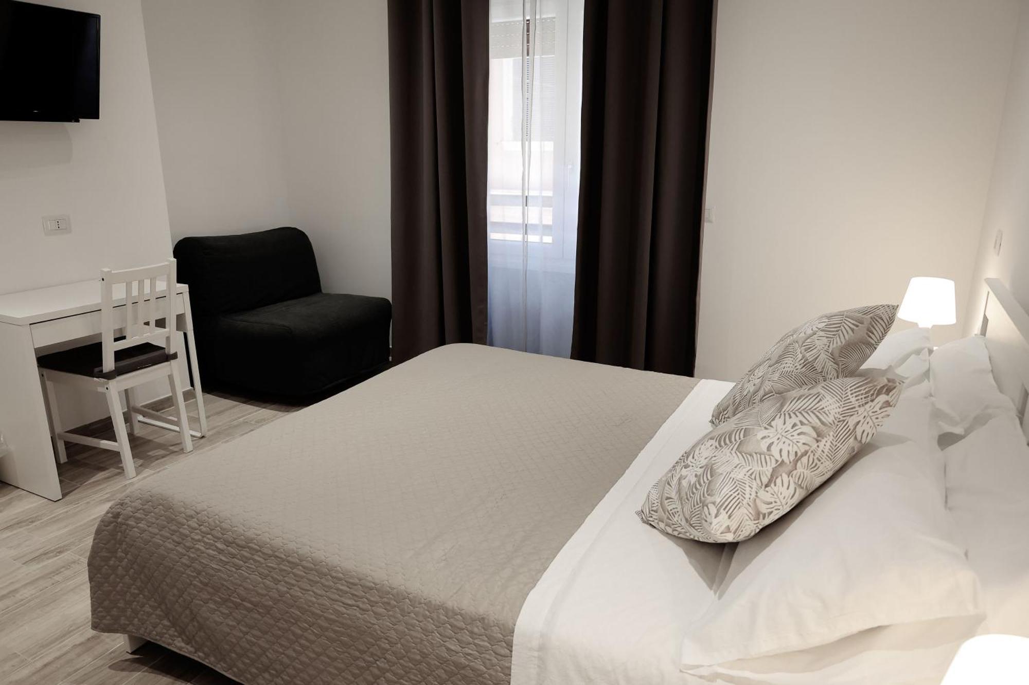 Central Guest House Чивитавекия Екстериор снимка